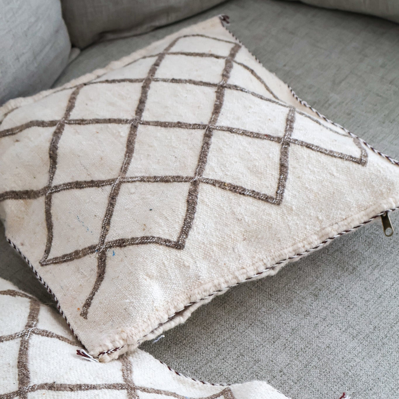 housse de coussin en kilim beig et blanc