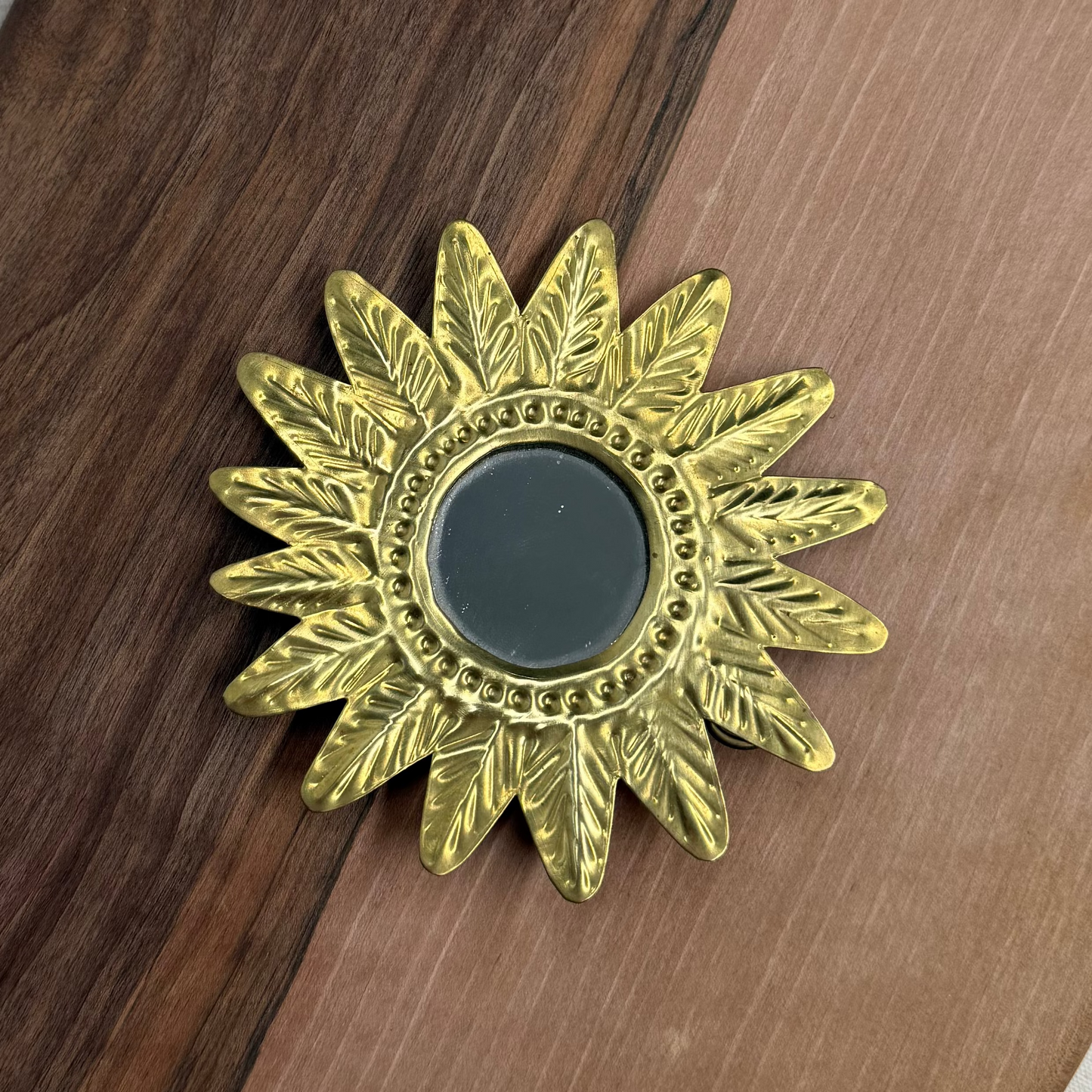 Mini ex-voto soleil feuille en laiton doré, avec miroir - Maison Asli