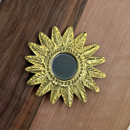 Mini ex-voto soleil feuille en laiton doré, avec miroir - Maison Asli