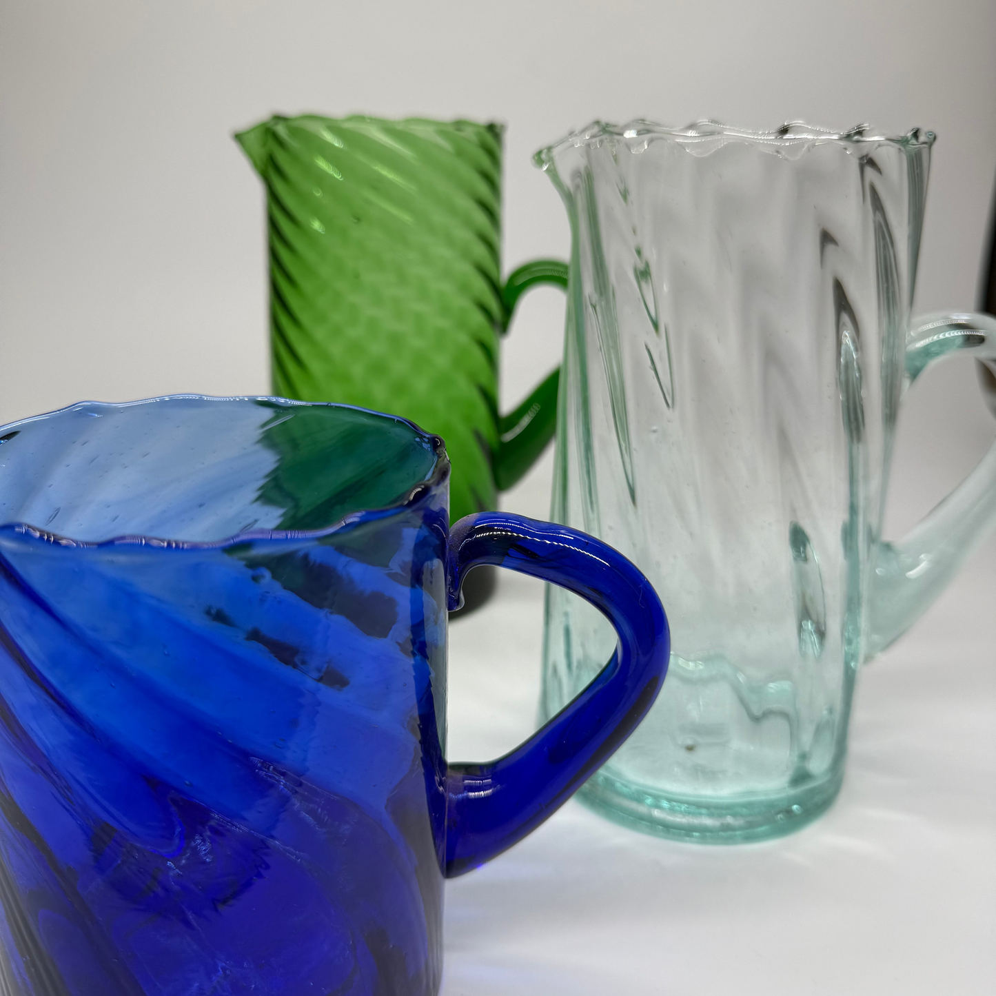 Pichet Beldi torsadé, reflets du verre soufflé recyclé