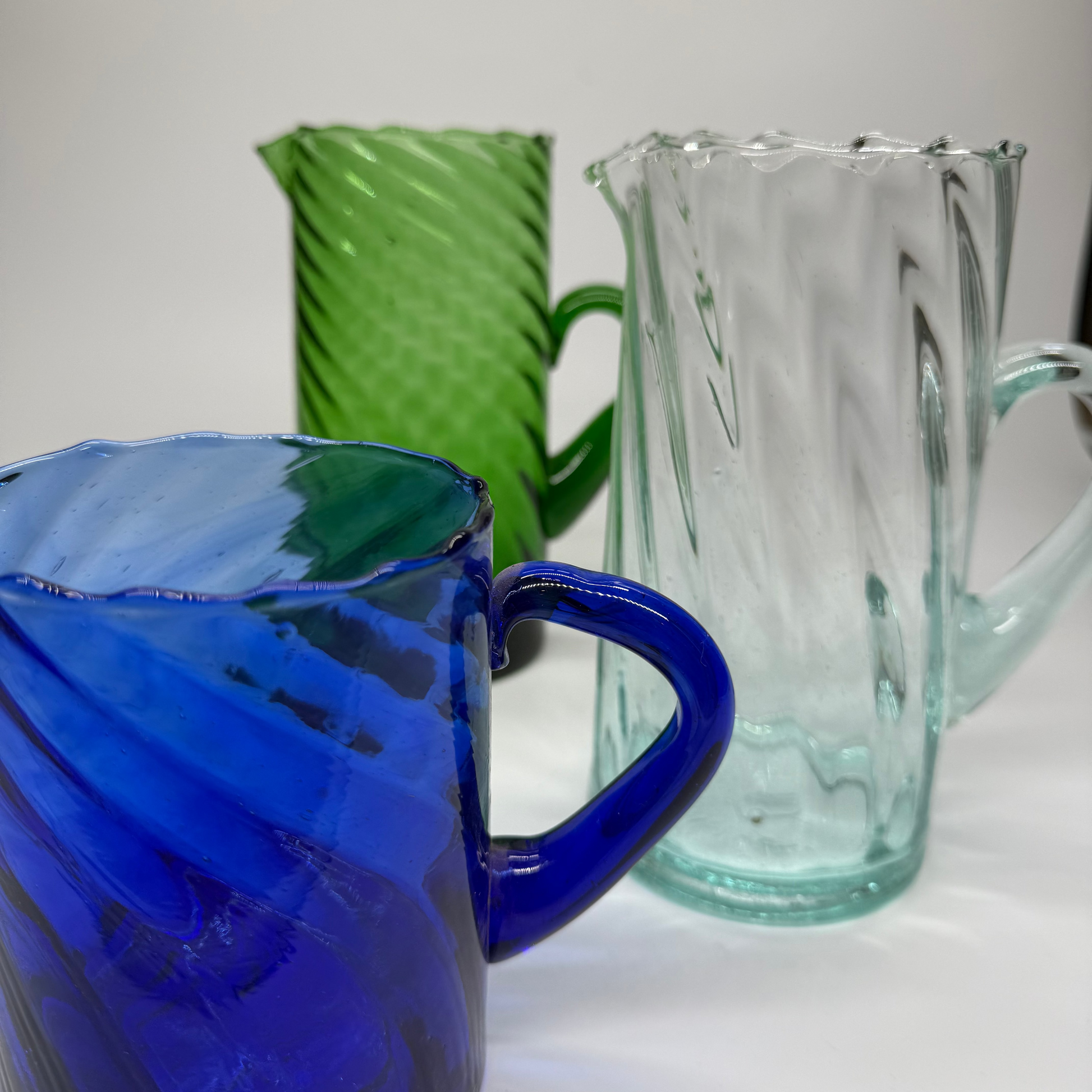 Pichet Beldi torsadé, reflets du verre soufflé recyclé