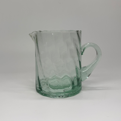 Pichet Beldi torsadé, détail de la forme torsadée en verre soufflé