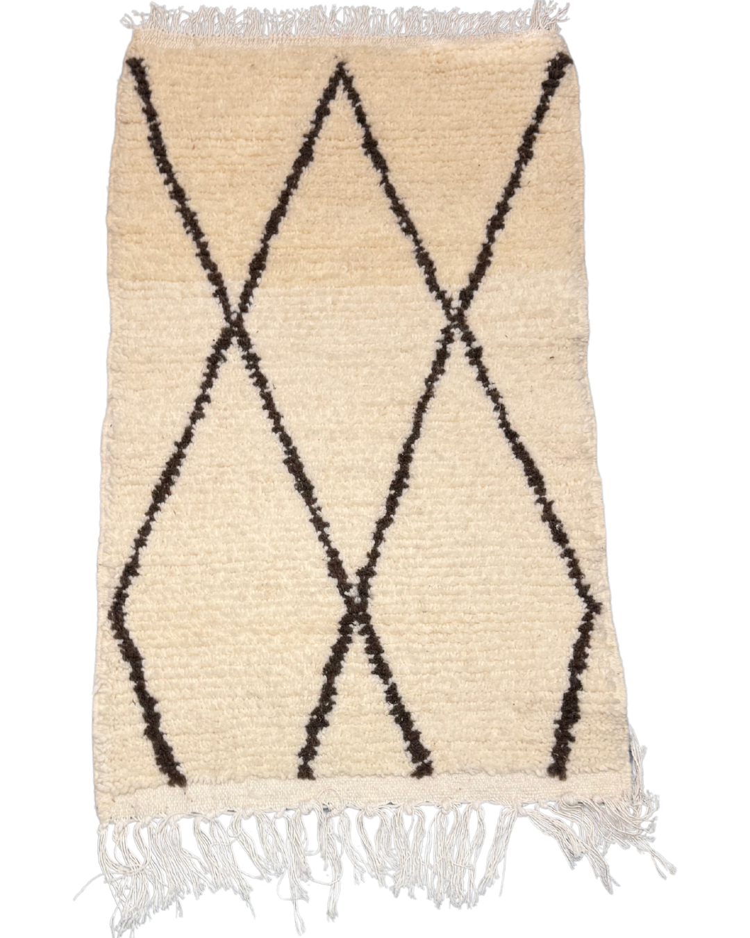 Tapis descente de lit berbère Beni Ouarain avec motifs losanges en marron sur fond écru, fait main.