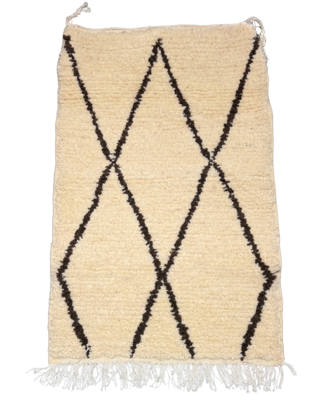 Tapis descente de lit berbère – Motifs losanges marron sur fond écru, fait main en laine, ajoutant chaleur et confort.