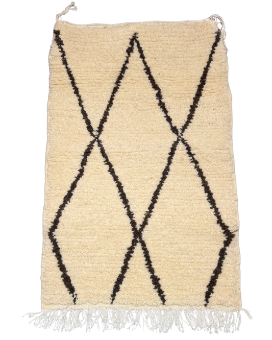 Tapis descente de lit berbère – Motifs losanges marron sur fond écru, fait main en laine, ajoutant chaleur et confort.