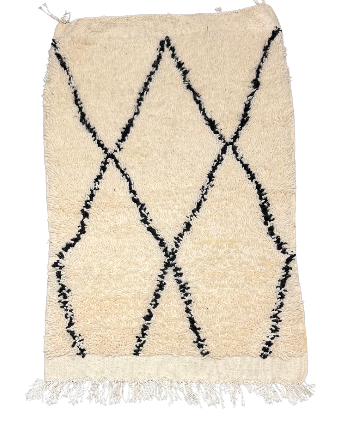 Tapis descente de lit berbère Beni Ouarain avec motifs losanges noirs sur fond écru, tissé à la main.