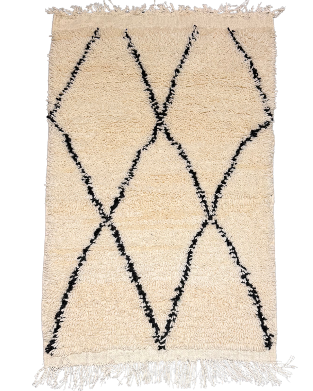 Tapis descente de lit berbère Beni Ouarain avec motifs losanges noirs sur fond écru, tissé à la main.