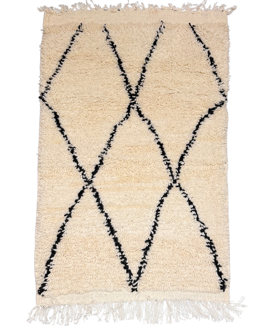 Tapis descente de lit berbère Beni Ouarain avec motifs losanges noirs sur fond écru, tissé à la main.