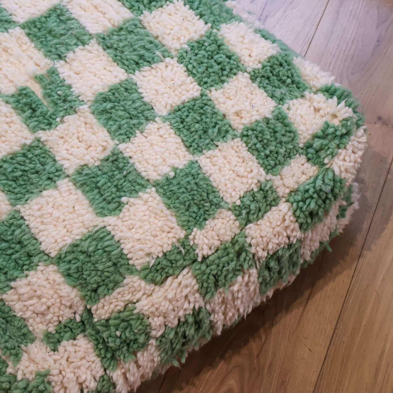 Pouf Beni Ouarain damier vert menthe tissé main au Maroc avec motif à damier