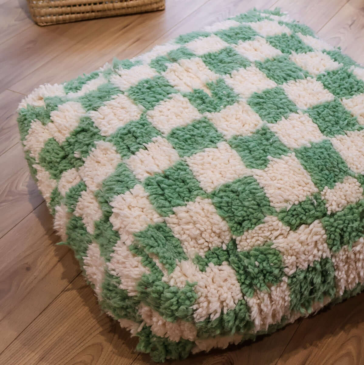 pouf Beni Ouarain damier vert menthe en laine tissé main, douceur et style pour votre intérieur