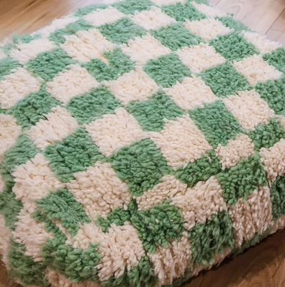 Pouf Beni Ouarain damier vert menthe en tissu doux, fait main, ajoutant couleur et style à votre intérieur.