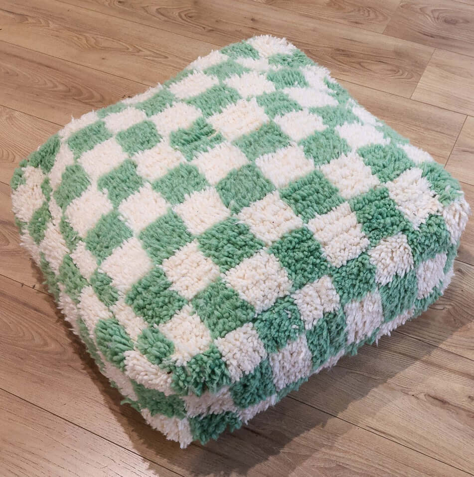 Pouf Beni Ouarain damier vert menthe, tissé main en laine, ajout de couleur à votre intérieur.