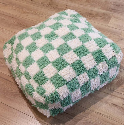 Pouf Beni Ouarain damier vert menthe, tissé main en laine, ajout de couleur à votre intérieur.