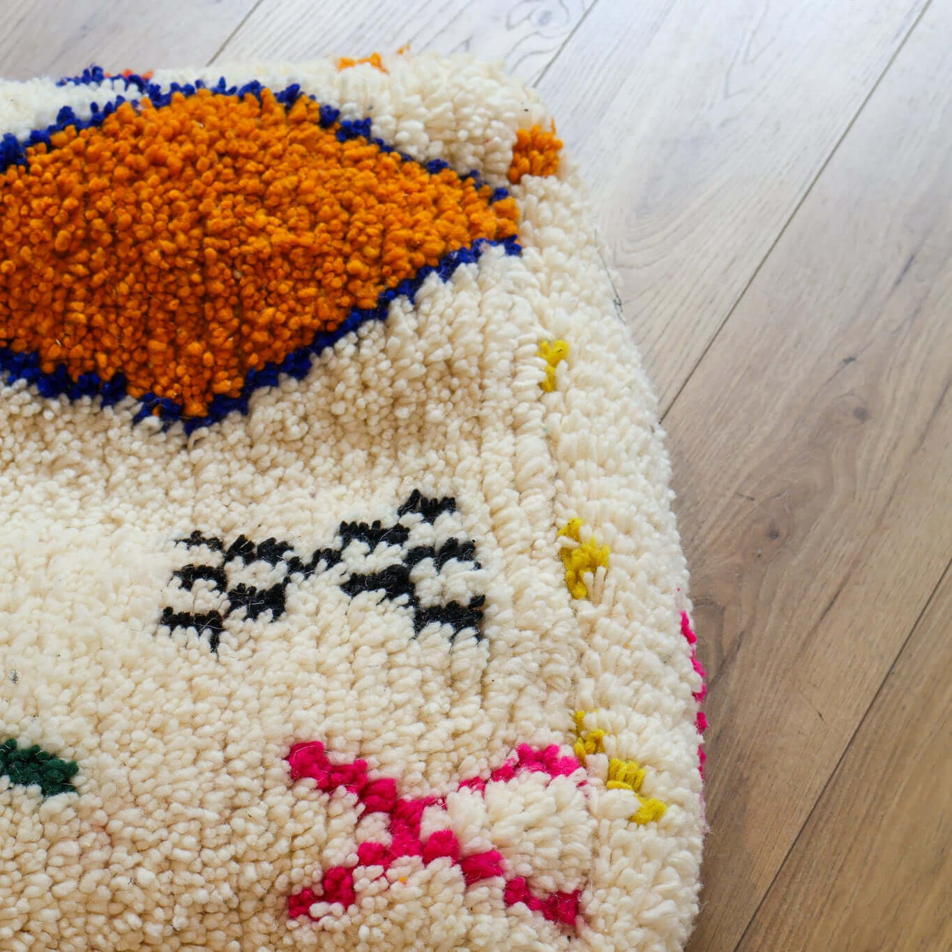 pouf en laine avec motifs - style Azilal