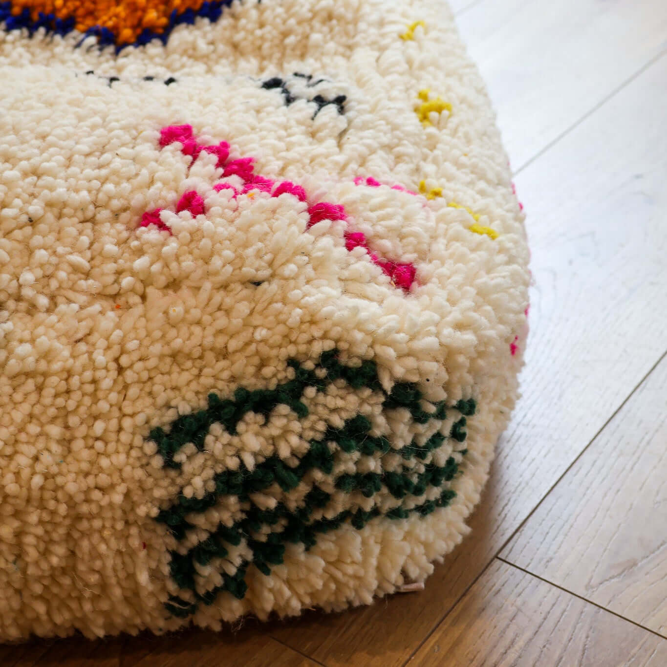 pouf en laine avec motifs - style Azilal