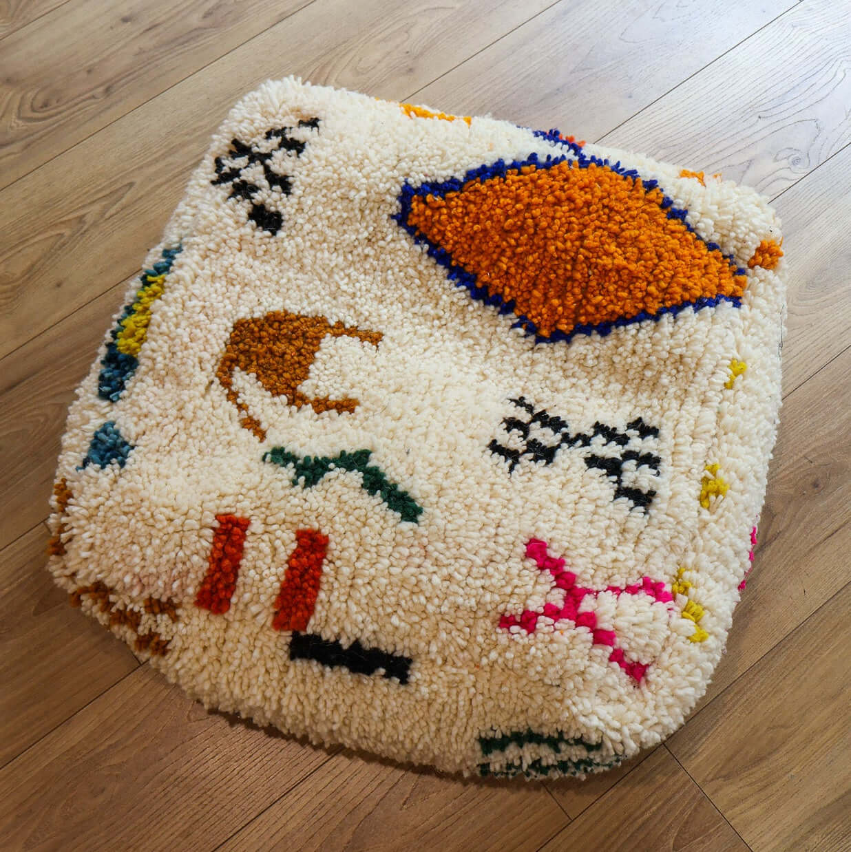 pouf en laine avec motifs - style Azilal