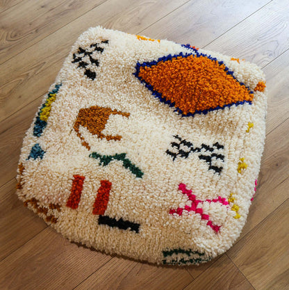 pouf en laine avec motifs - style Azilal