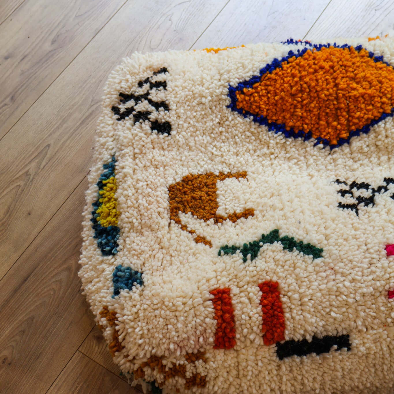 pouf en laine avec motifs - style Azilal