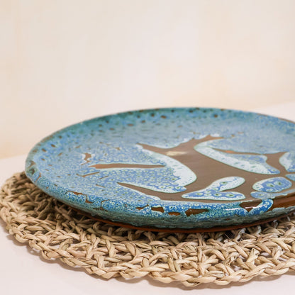 Alt Tag: Assiette ronde en céramique, turquoise, 3 tailles - collection Ayyur, assiette de présentation artisanale émaillée sur set tressé