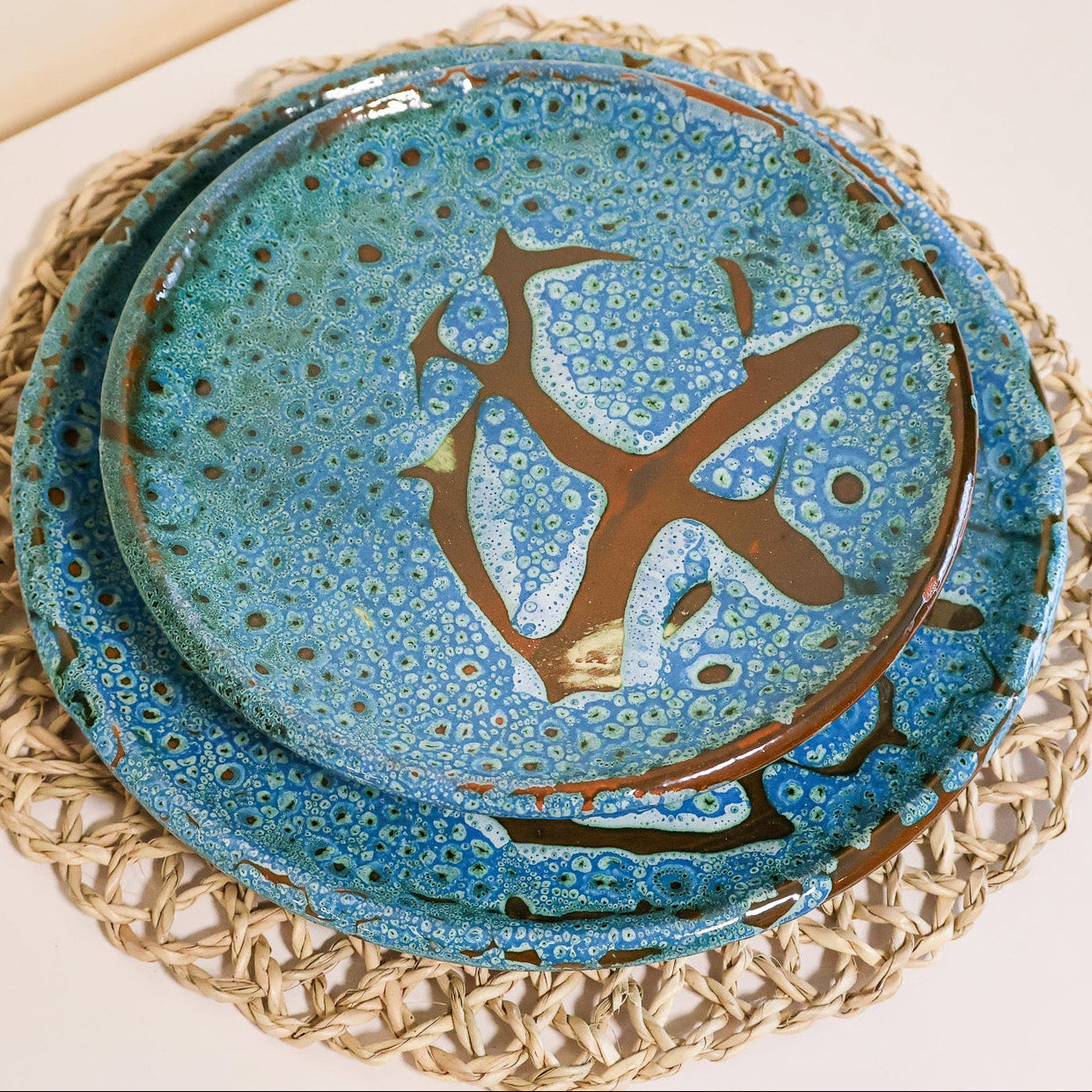 Assiette ronde en céramique, turquoise, 3 tailles - collection Ayyur – assiette de présentation émaillée texturée artisanale
