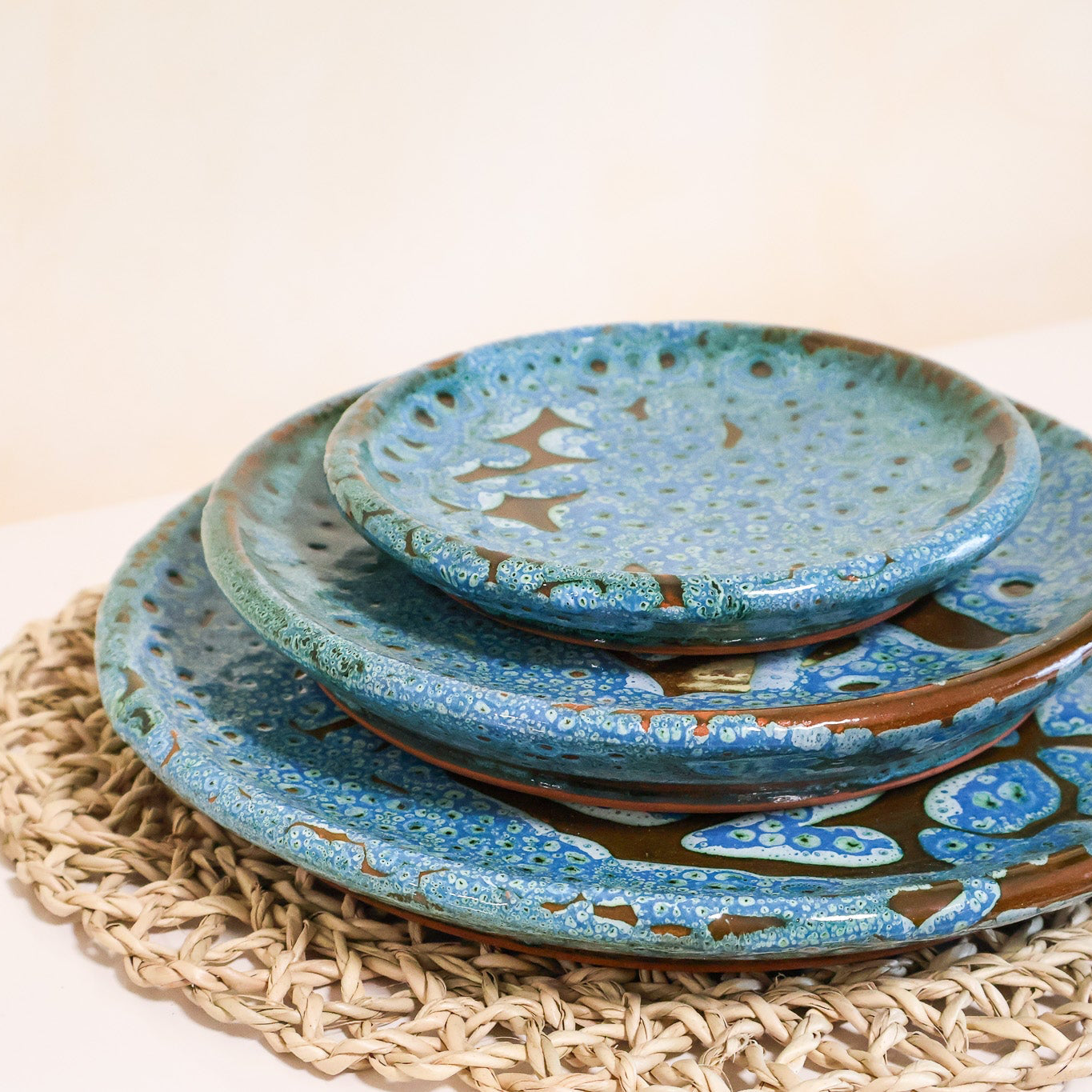 Assiette ronde en céramique, turquoise, 3 tailles - collection Ayyur empilées, céramique émaillée texturée, assiettes de présentation