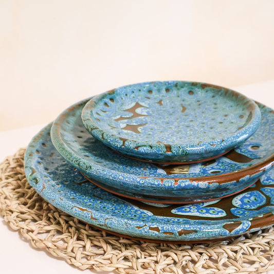 Assiette ronde en céramique, turquoise, 3 tailles - collection Ayyur empilées, céramique émaillée texturée, assiettes de présentation
