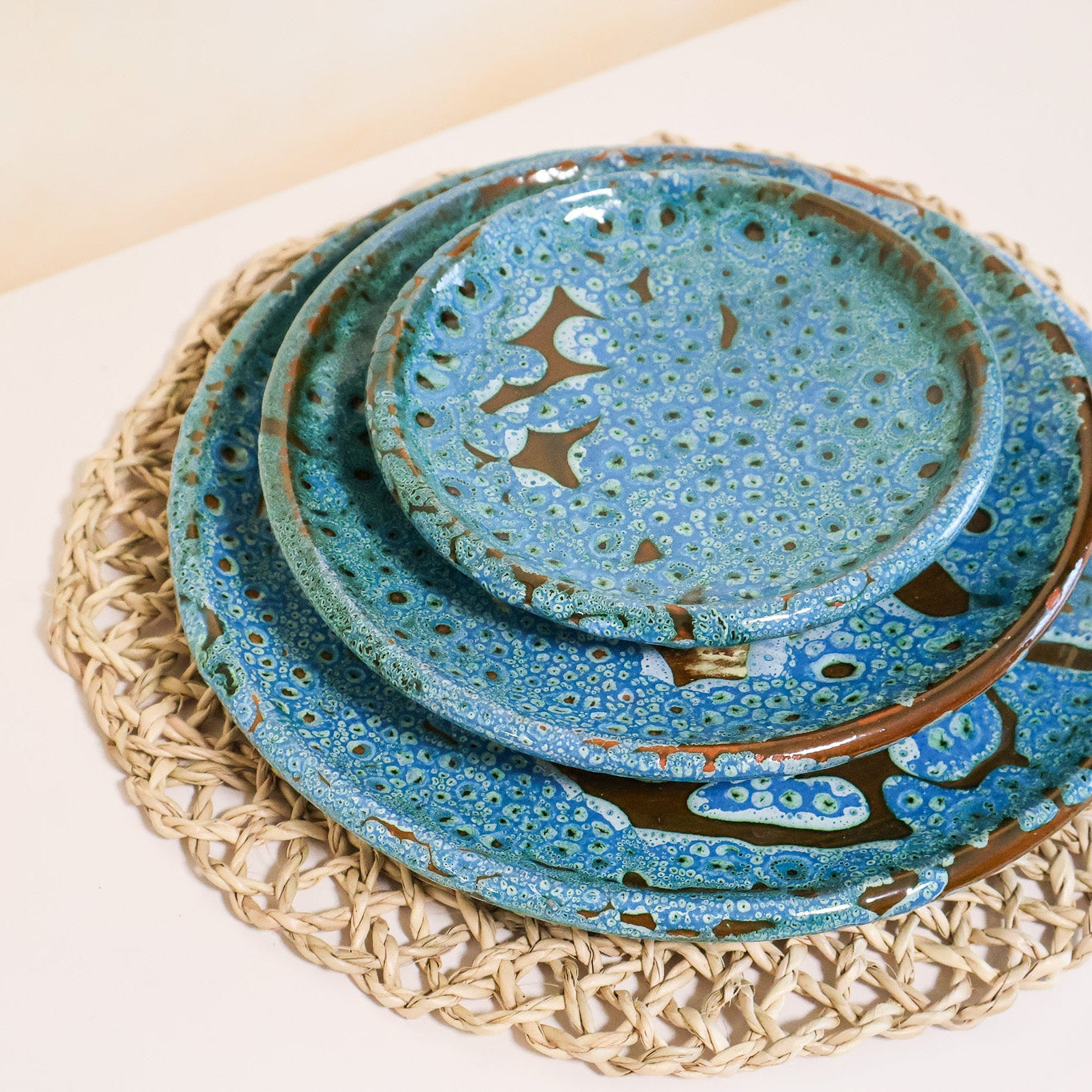 Assiette ronde en céramique, turquoise, 3 tailles - collection Ayyur - assiettes de présentation artisanales émaillées texturées