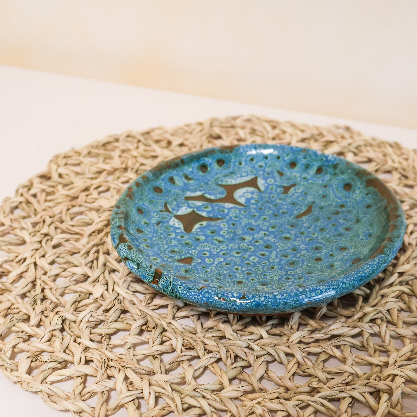Assiette ronde en céramique, turquoise, 3 tailles - collection Ayyur sur set de table tressé, assiette de présentation artisanale