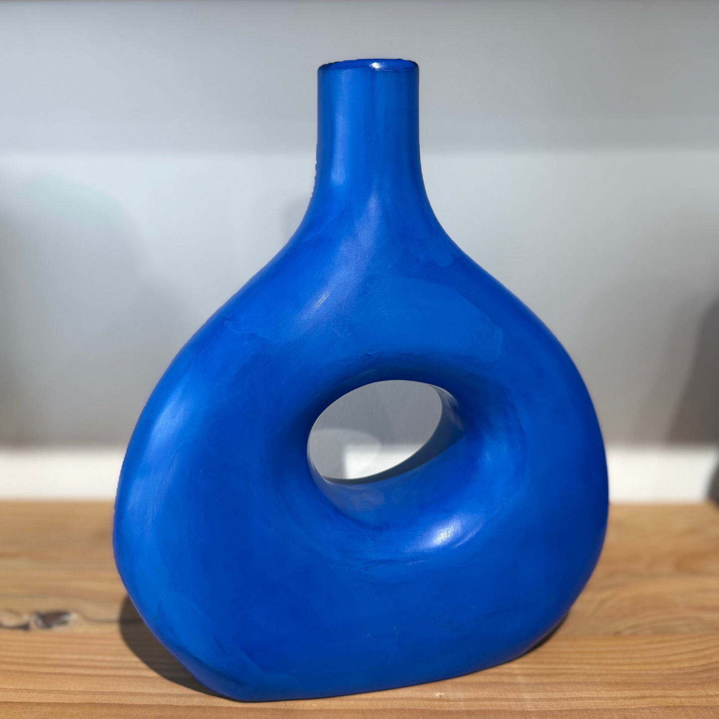 Vase Bayda en Tadelakt, reflets et nuances de la finition
