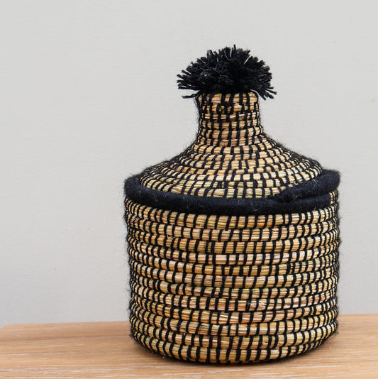 Corbeille berbère noire tressée à la main – Couvercle à pompon