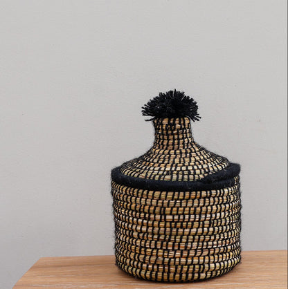 Corbeille berbère noire tressée à la main – Couvercle à pompon