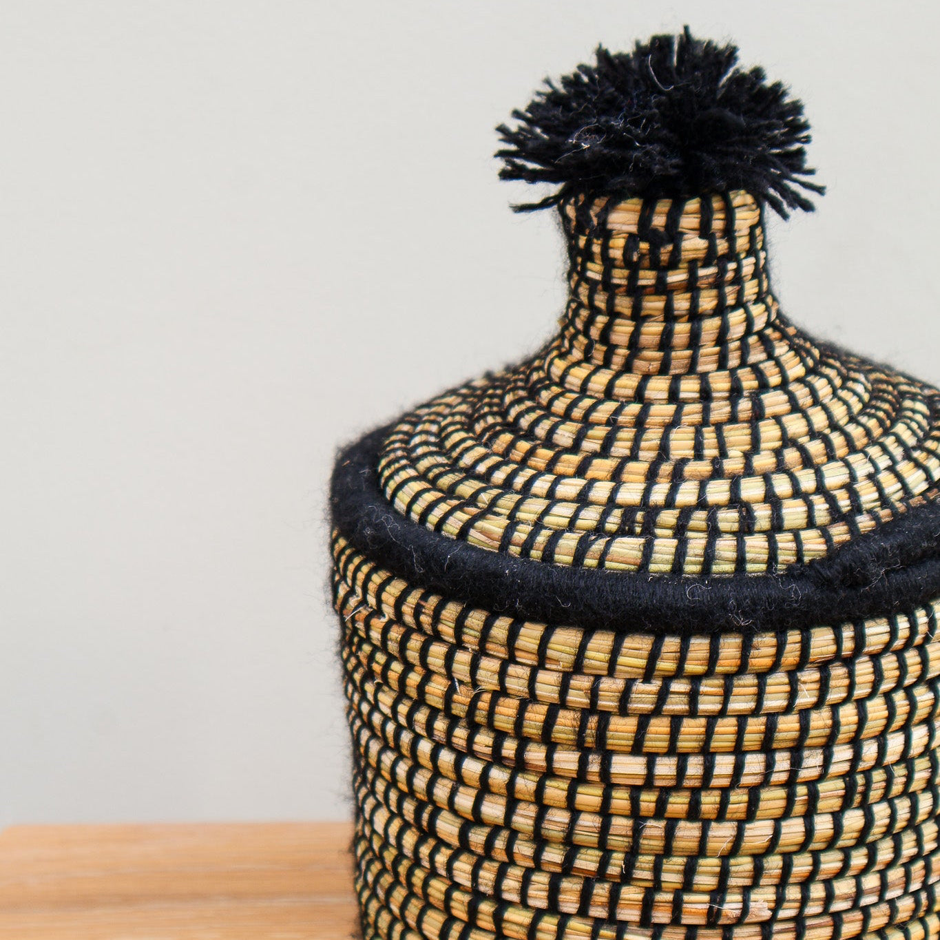 Corbeille berbère noire tressée à la main – Couvercle à pompon
