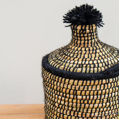 Corbeille berbère noire tressée à la main – Couvercle à pompon