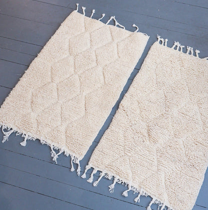 Tapis descente de lit berbère Beni Ouarain – Laine blanche tissée main (60 x 100 cm)