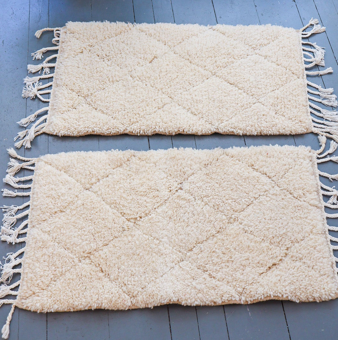 Tapis descente de lit berbère Beni Ouarain – Laine blanche tissée main (60 x 100 cm)