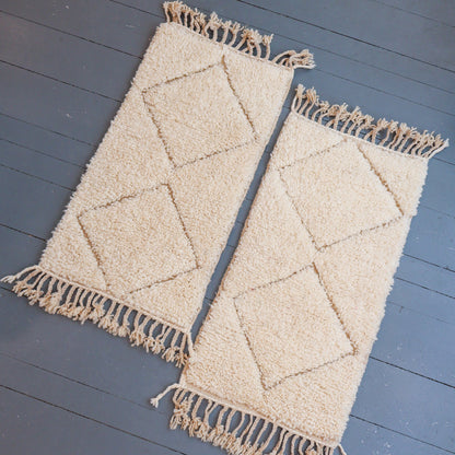 Tapis descente de lit berbère Beni Ouarain – Laine blanche tissée main (60 x 100 cm)
