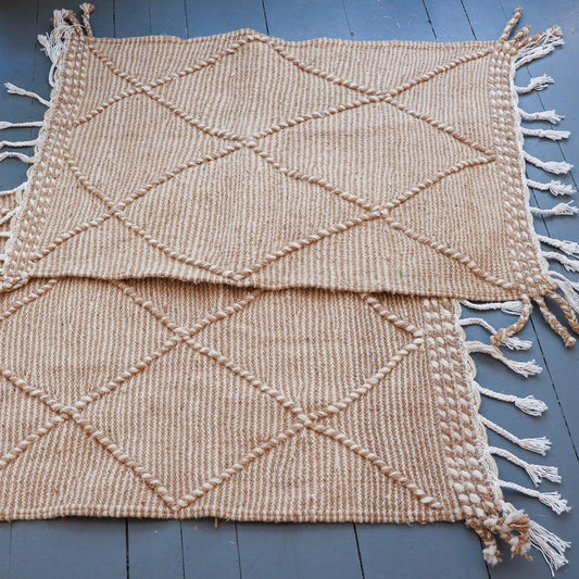 Tapis descente de lit berbère Zanafi – Laine tissée main, motifs losanges beiges et blancs (70 x 105 cm)