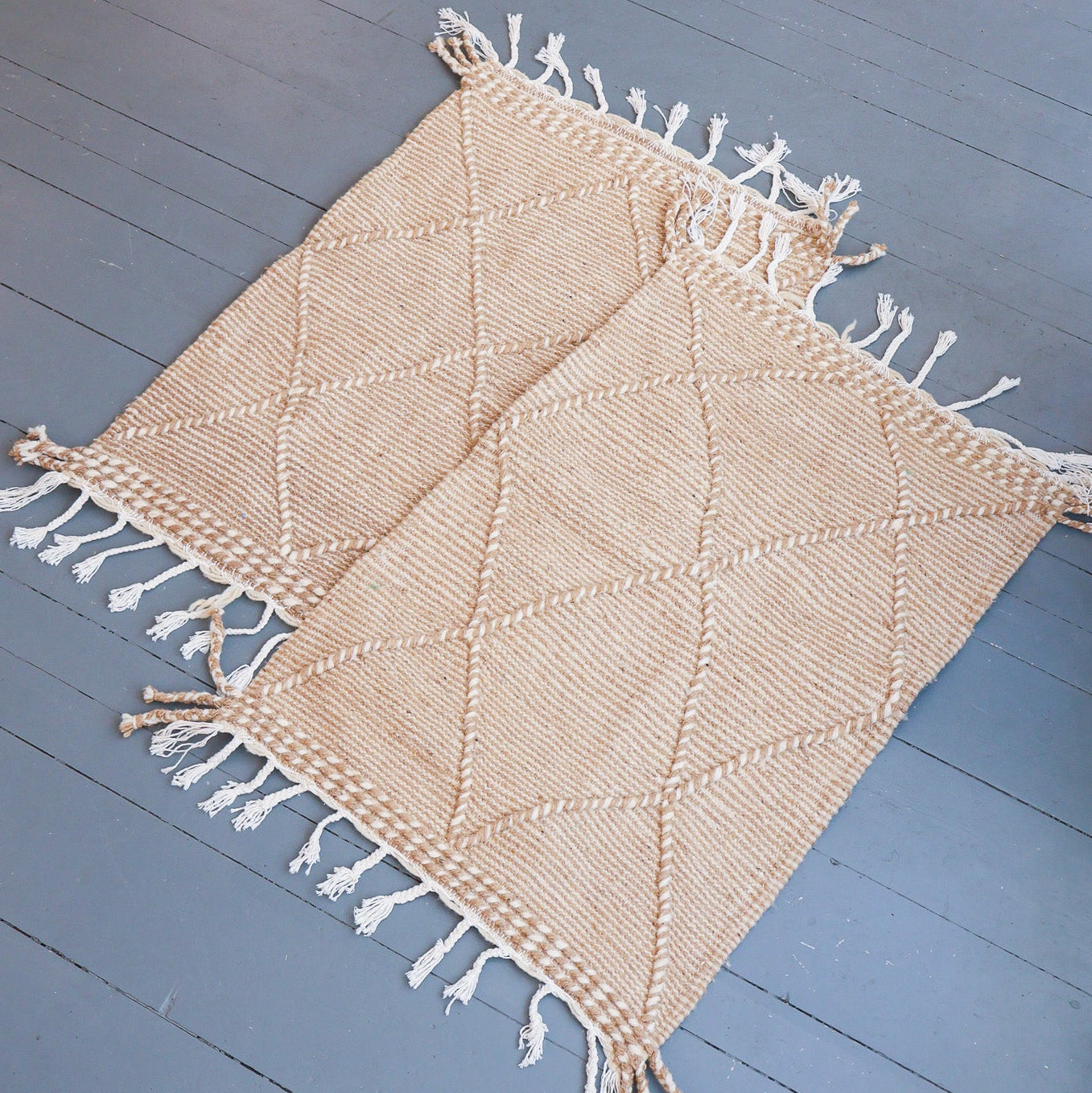Tapis descente de lit berbère Zanafi – Laine tissée main, motifs losanges beiges et blancs (70 x 105 cm)