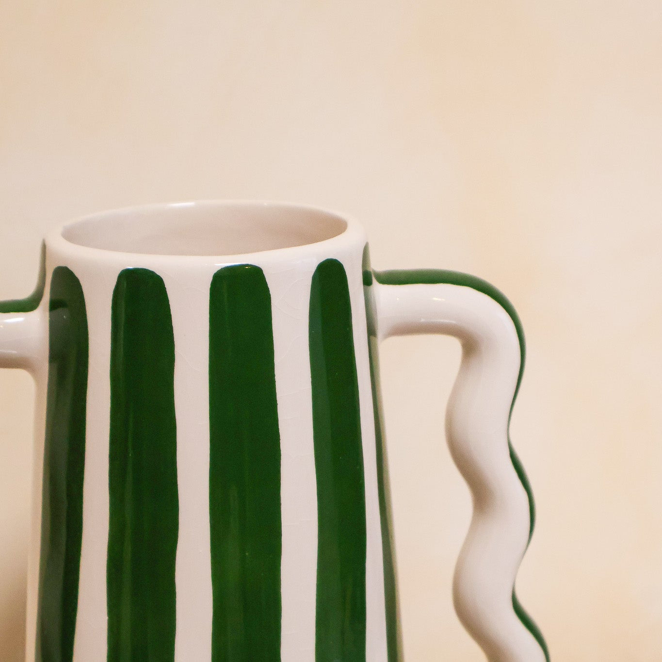 Alt Tag: Vase MOUJA à rayures – fabrication artisanale, vase marocain fait main à rayures vertes, décor méditerranéen