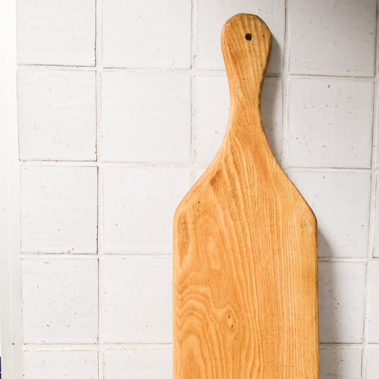Grande planche en bois - Dardār, planche de service allongée en bois du Maroc avec manche, veinage naturel, posée contre crédence