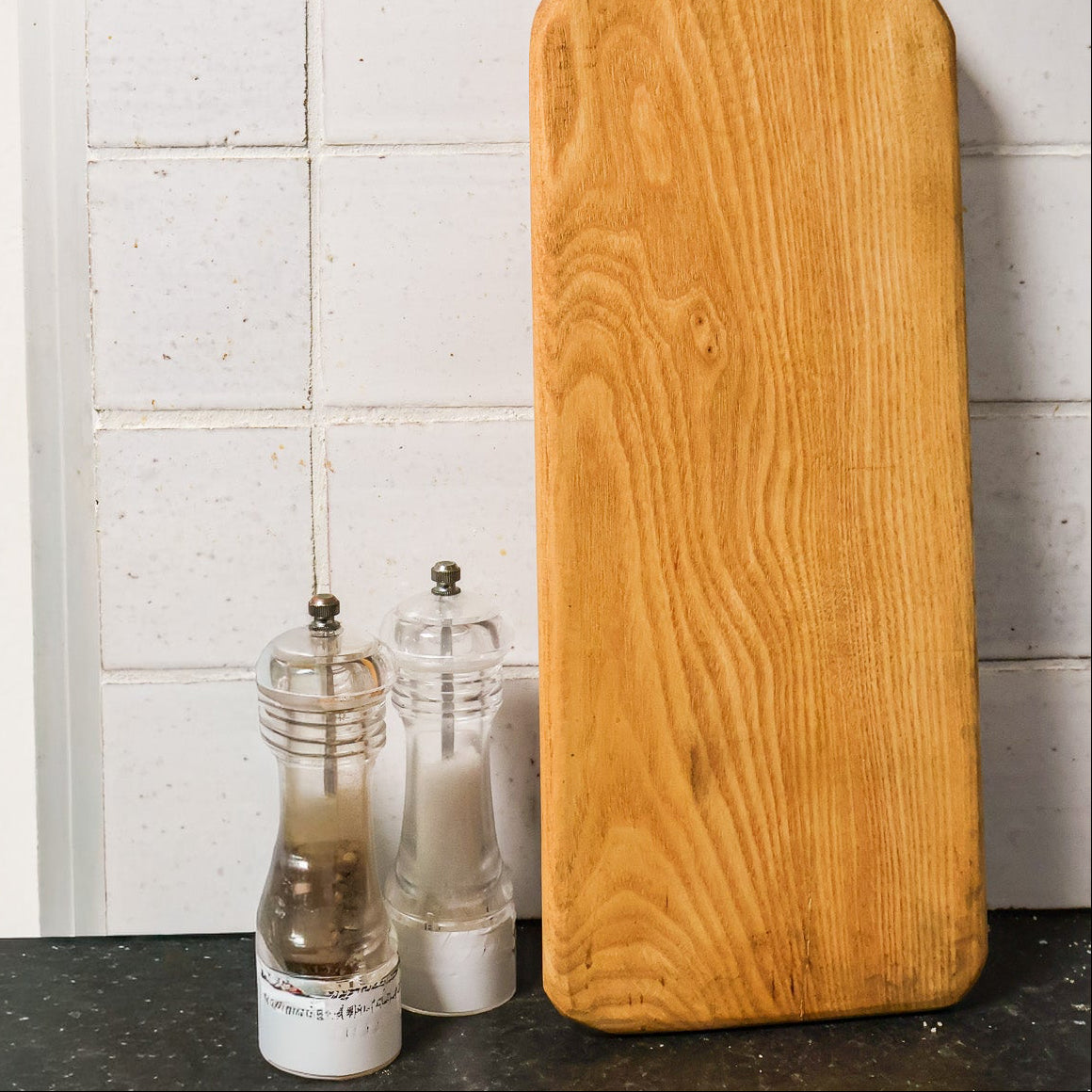 Grande planche en bois - Dardār allongée en bois du Maroc, veinage naturel, posée contre crédence, idéale service apéro