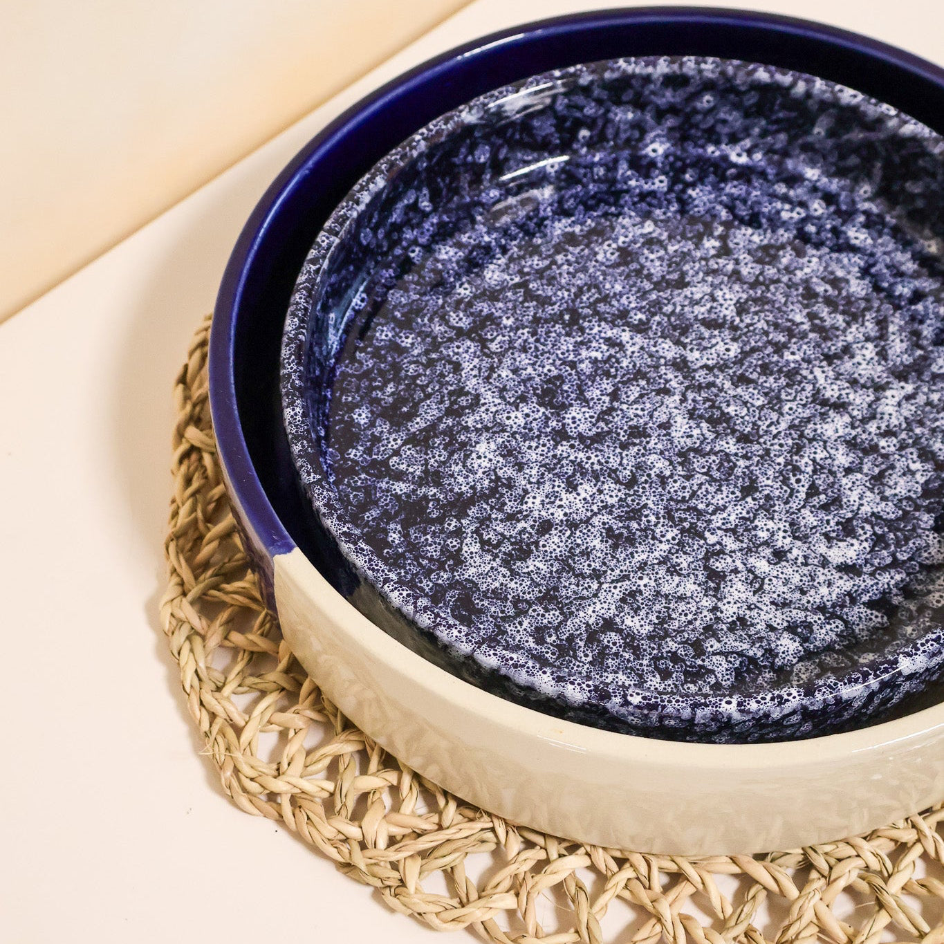 Plat rond en céramique, bleu - collection Nujum