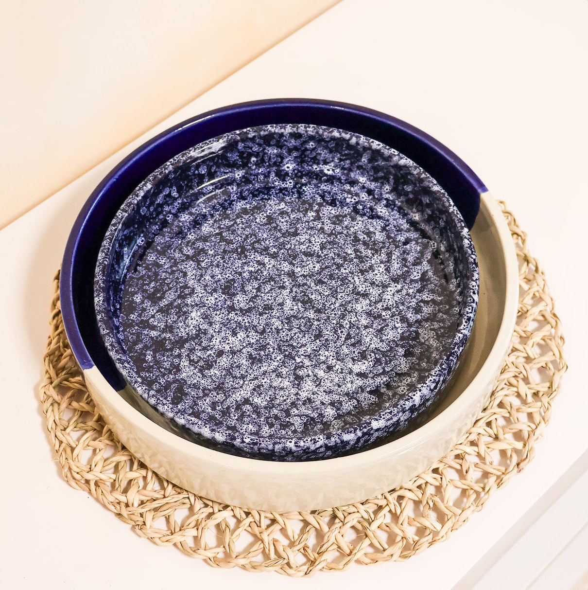 Plat rond en céramique, bleu - collection Nujum