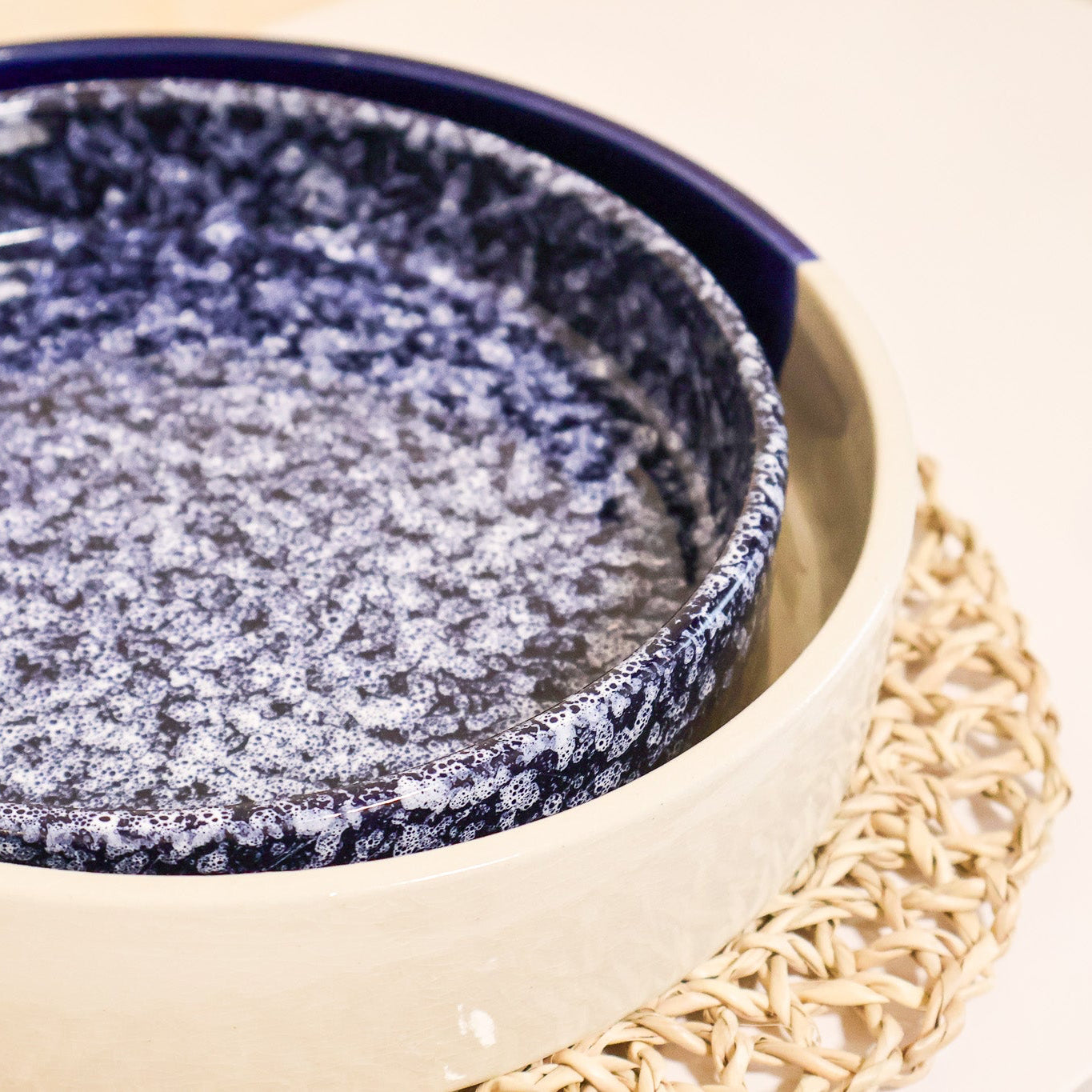 Plat rond en céramique, bleu - collection Nujum