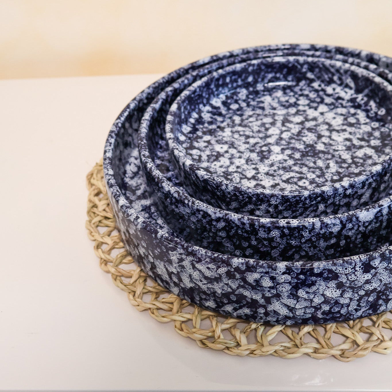 Plat rond en céramique, bleu - collection Nujum