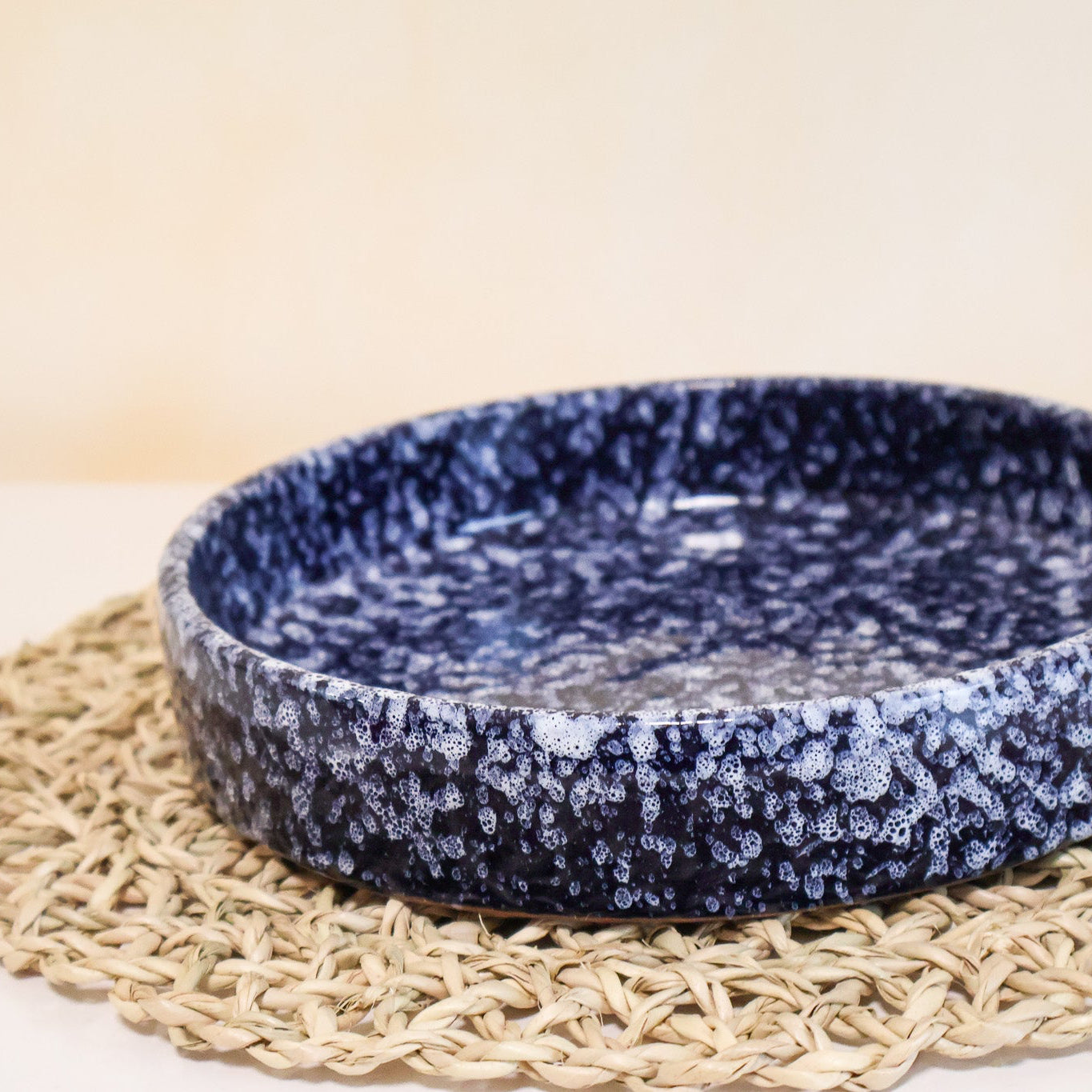 Plat rond en céramique, bleu - collection Nujum