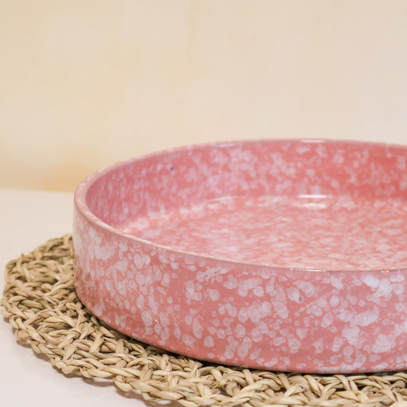 Plat rond en céramique, rose - collection Nujum