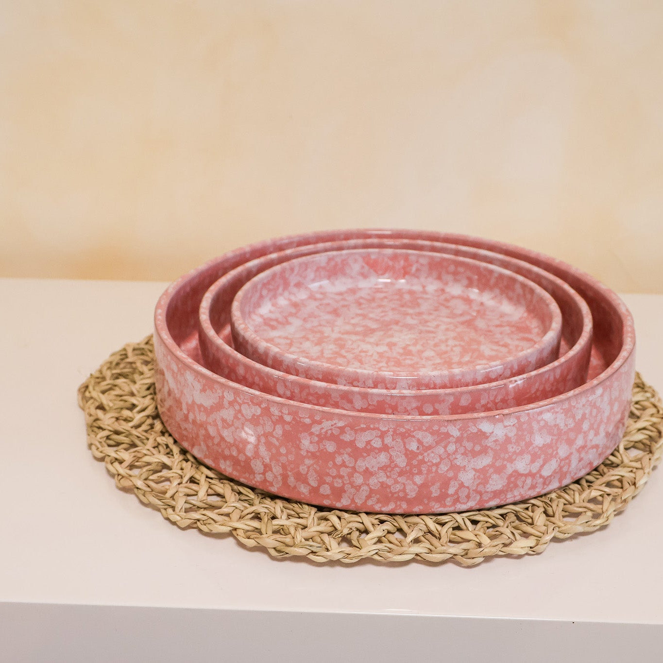 Plat rond en céramique, rose - collection Nujum