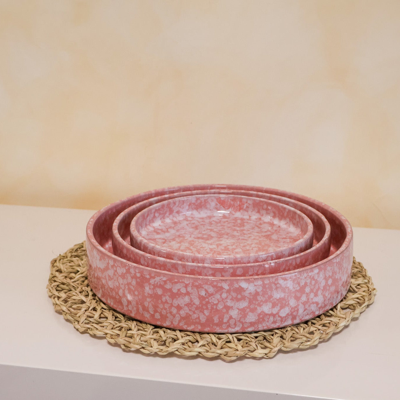 Plat rond en céramique, rose - collection Nujum