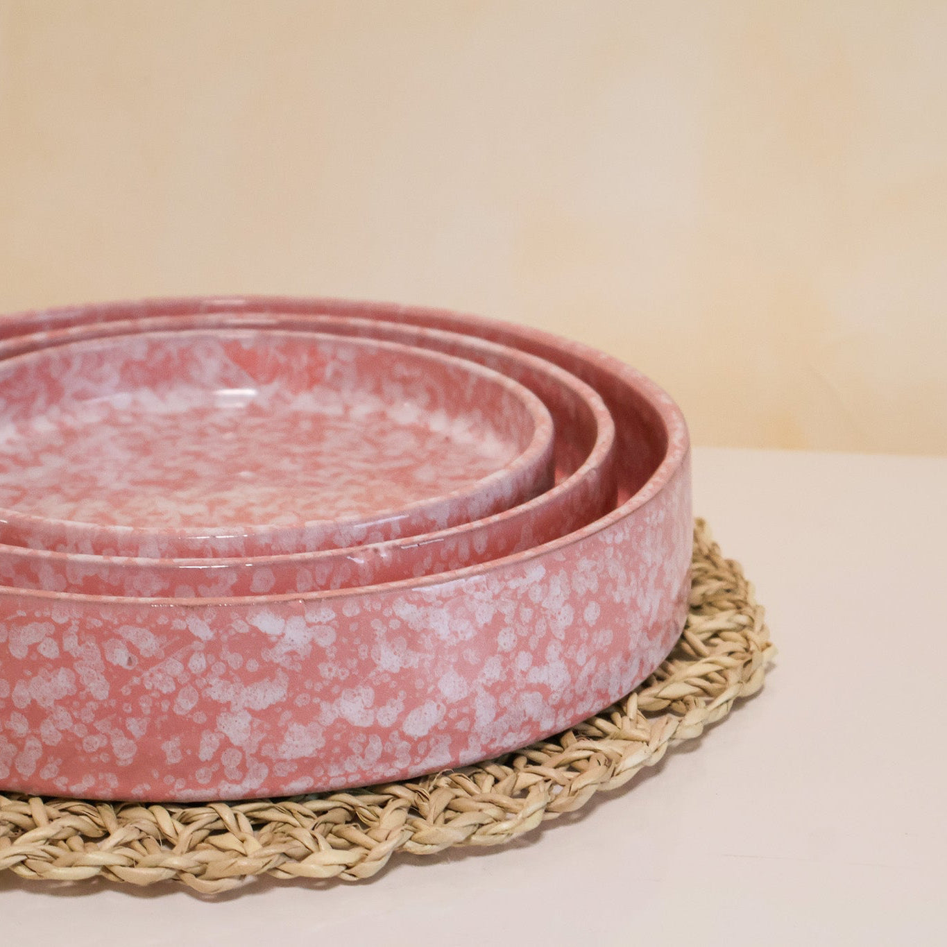 Plat rond en céramique, rose - collection Nujum